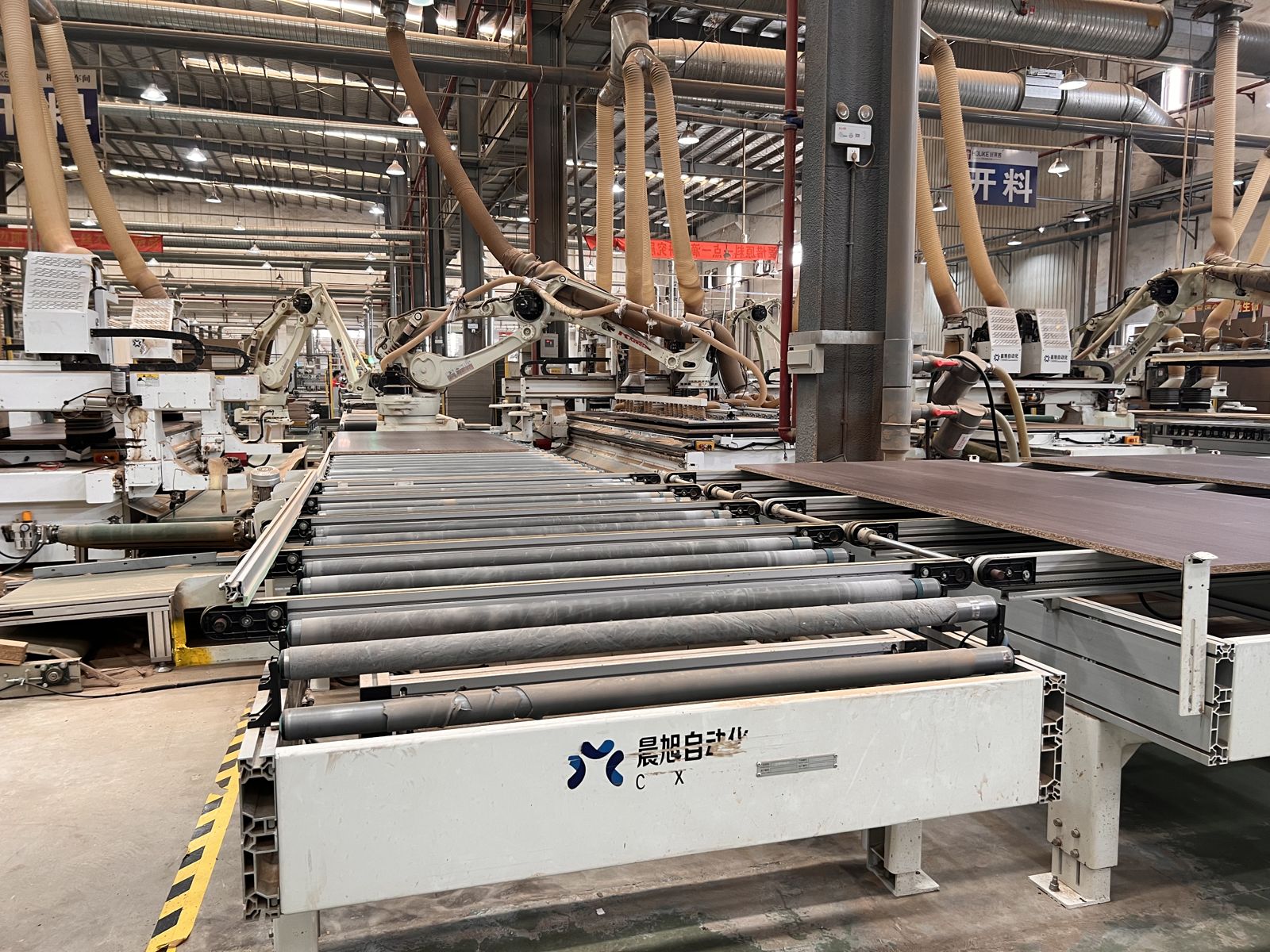 Roller-table logistics between production steps